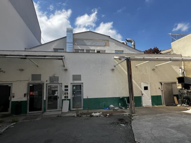 Local commercial · 670 m² · Location — photo 1