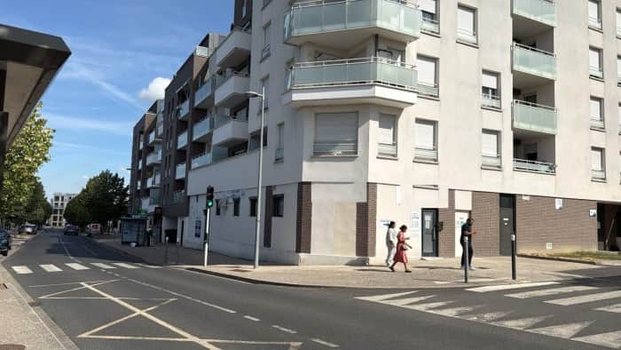 Local commercial · 98 m² · Location — photo 1