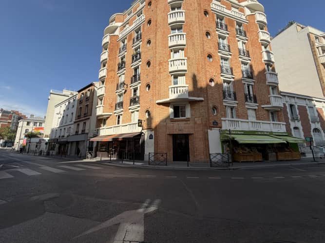 Local commercial · 141 m² · Location — photo 1