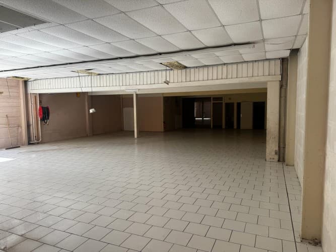 Local commercial · 1121 m² · Location — photo 1