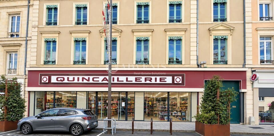 Local commercial · 925 m² · Location — photo 1