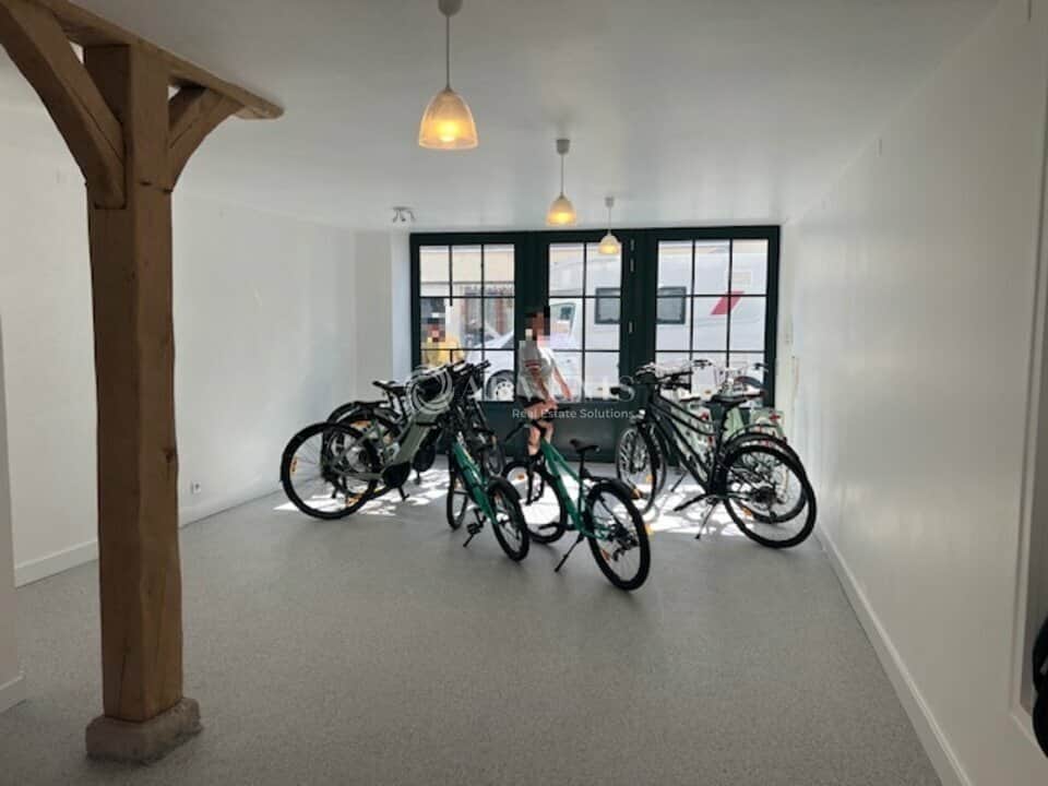 Local commercial · 65 m² · Location — photo 1
