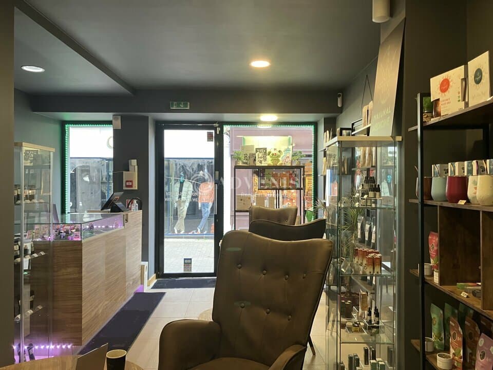 Local commercial · 76 m² · Achat des murs — photo 1