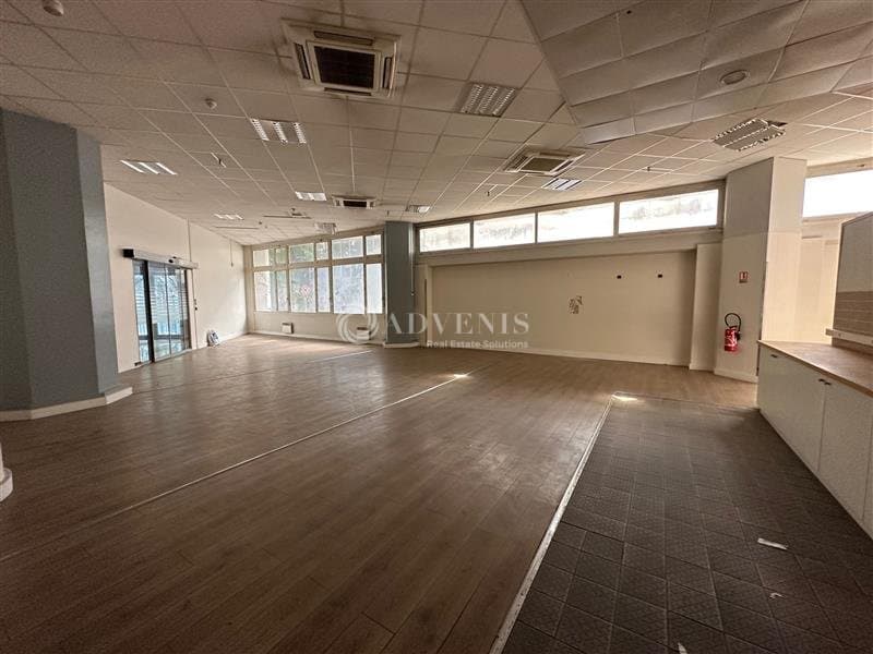 Local commercial · 876 m² · Location — photo 1
